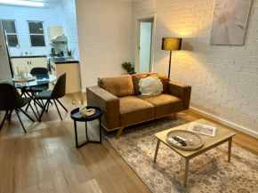 Neat 2 bedroom Apartment, with free parking